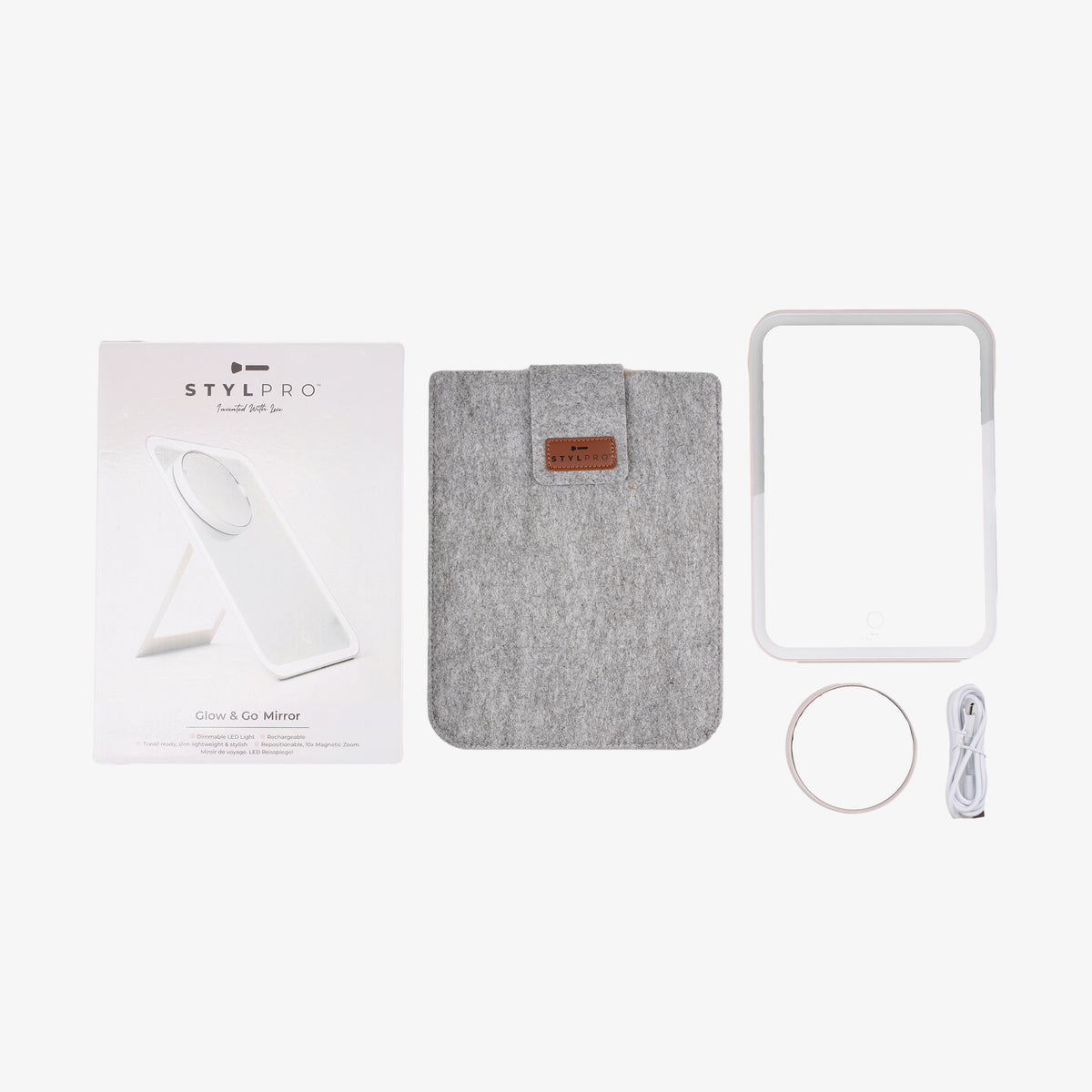 Der Glow & Go-Reisespiegel enthält einen Ständer, eine graue Tasche, ein Ladekabel und eine Verpackungsbox auf weißem Hintergrund.