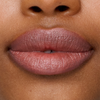 Nahaufnahme von glatten Lippen mit natürlichem Make-up, mit dem Lippenstift „Le Lipstick“ von SWEED für einen detailreichen, makellosen Look.