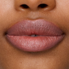 Nahaufnahme der Lippen, geschminkt mit dem Lippenstift „Le Lipstick“ von SWEED in einem natürlichen Rosabraun, die eine glatte Haut und einen Hauch der Nase darüber zeigen.