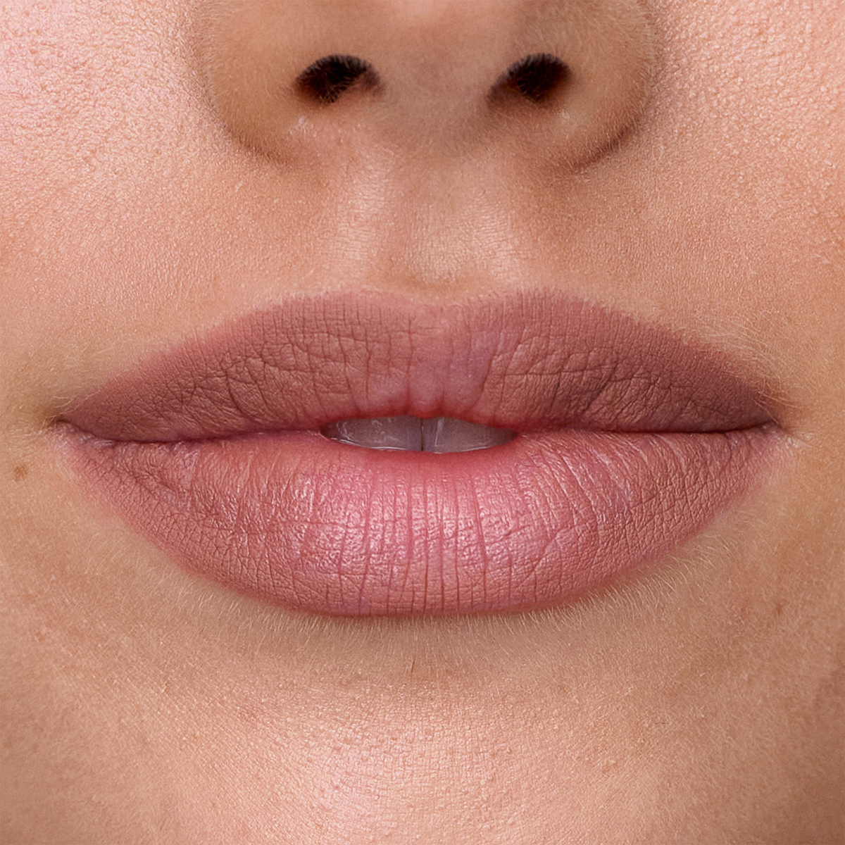 Nahaufnahme von Lippen und Nase mit dem SWEED Lip Liner, die ein natürliches Make-up und eine glatte, ebenmäßige Haut zeigt.