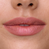 Nahaufnahme der Lippen mit dem SWEED Lip Liner in Naturrosa, glatte Haut, leicht geöffnet, sodass ein Hauch der Zähne zu sehen ist.