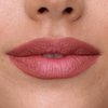 Nahaufnahme der Lippen mit dem SWEED Lip Liner in Naturrosa, mit glatter Haut und der darüber liegenden Nase.
