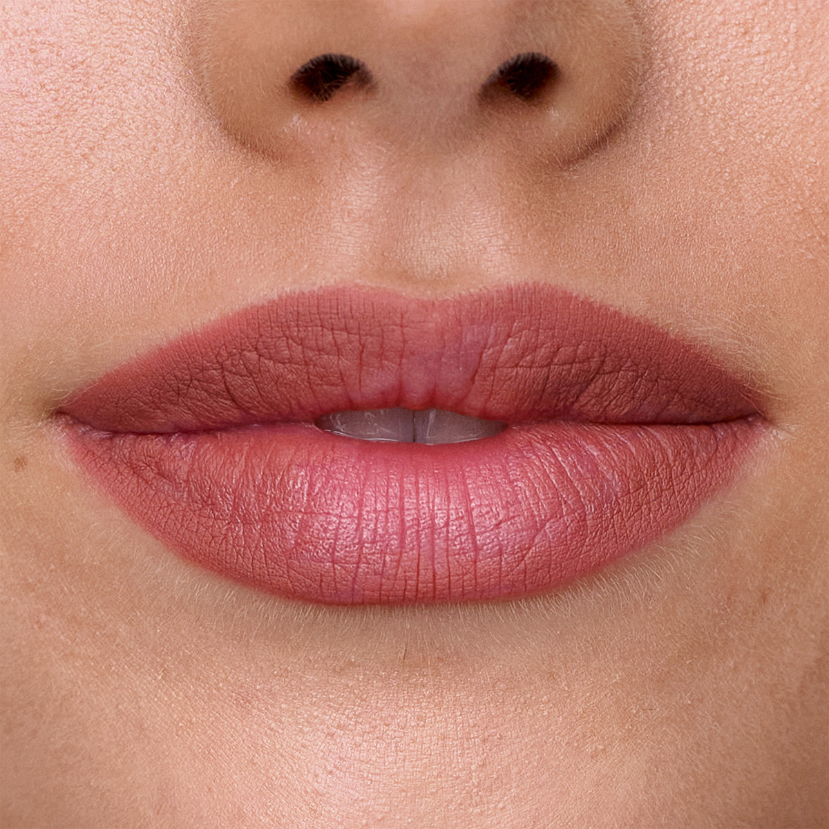 Nahaufnahme der Lippen mit dem SWEED Lip Liner in Naturrosa, mit glatter Haut und der darüber liegenden Nase.