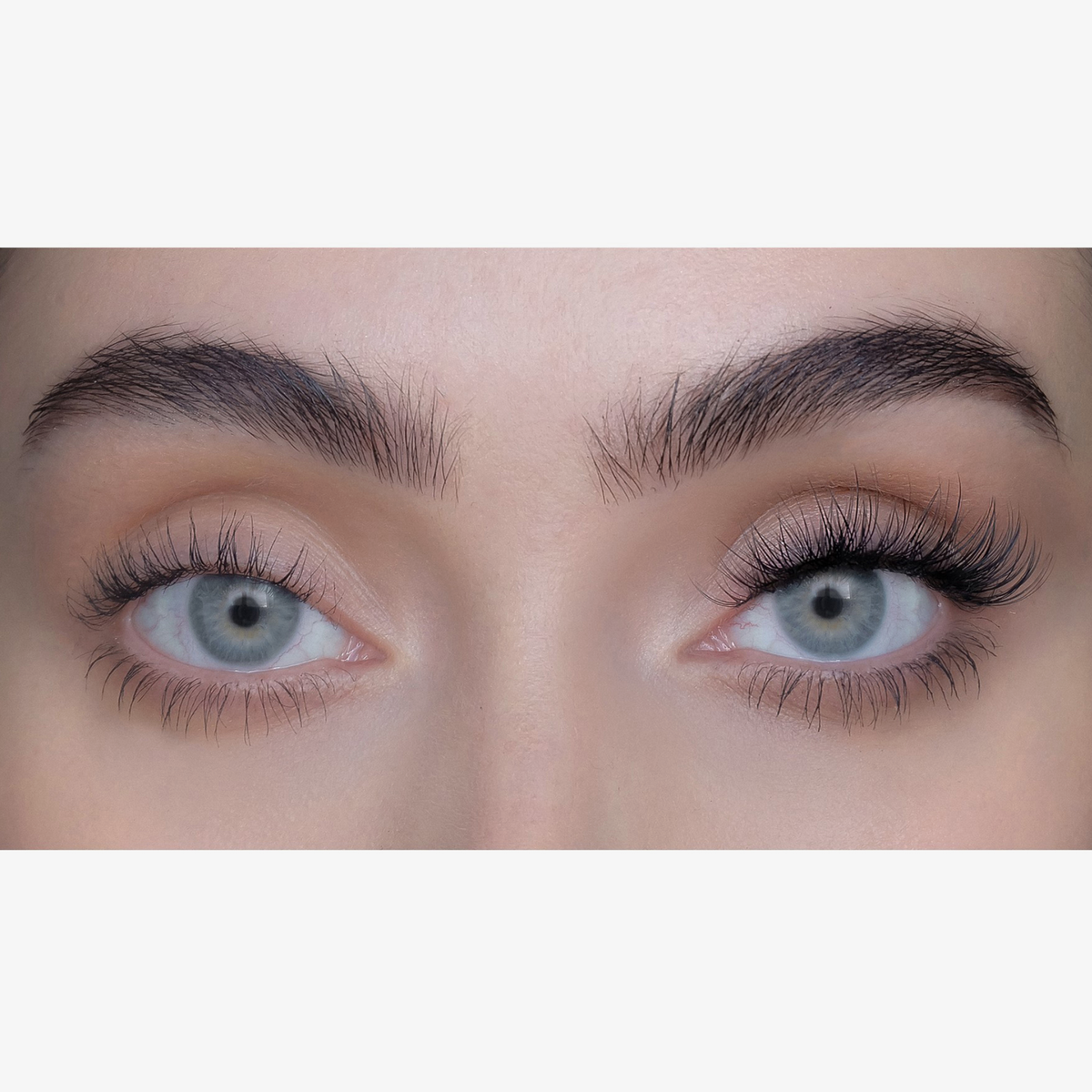 Nahaufnahme von zwei Augen mit dichten Augenbrauen; das rechte Auge hat längere Wimpern von SWEEDs „No Lash-Lash“.