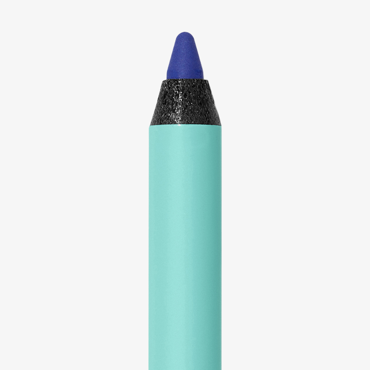 Eine Nahaufnahme des „Satin Eyeliner“ von SWEED in der Farbe Teal mit einer angespitzten, dunkelblauen Spitze vor weißem Hintergrund.