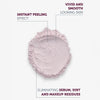 Nahaufnahme des loses rosa Pulver mit Vorteilen wie einem sofortigen Peeling-Effekt, strahlender und glatter Haut und der Beseitigung von Unreinheiten.
