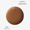 Ein braunes Farbmuster der getönten Sonnencreme „Transparent Lab Mineral Tinted Sunscreen“ mit einem sanften, matten Finish und einem leichten, trockenen Tragegefühl, das sich wie eine zweite Haut anfühlt.