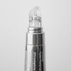 Silberne Tube Volume Hydrating Lip-Plumping Treatment mit einer klaren, gelartigen Applikatorspitze auf weißem Hintergrund.