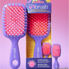 Ein Unbrush and Super Mini Set in Neon-Lila – ein Set mit einer entwirrenden Haarbürste, bestehend aus einer Bürste in Standardgröße und einer Mini-Bürste als Schlüsselanhänger in einer Verkaufsverpackung.