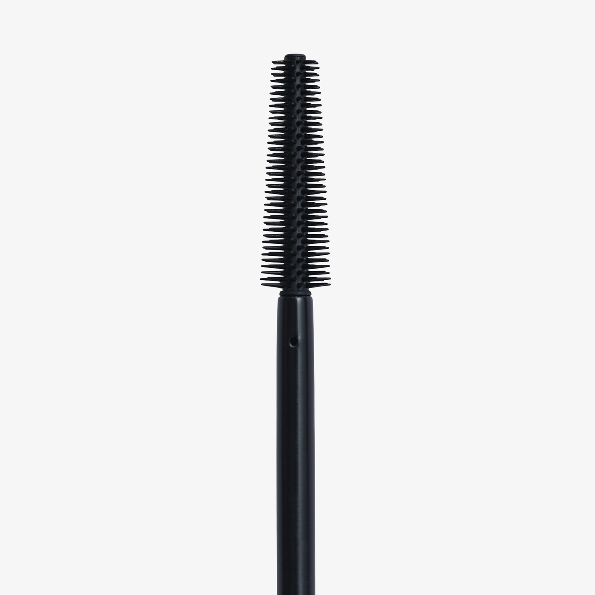Der Applikator der XLASH Weightless Mascara mit kurzen, gleichmäßig angeordneten Borsten vor einem schlichten weißen Hintergrund.