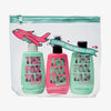 The Jet Setter: Ein Trio leuchtender Bräunungsprodukte in einem durchsichtigen Beutel mit Flugzeuggrafik und dem Banner „Come Tan With Me!“.