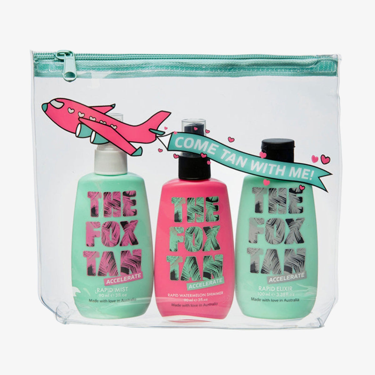 The Jet Setter: Ein Trio leuchtender Bräunungsprodukte in einem durchsichtigen Beutel mit Flugzeuggrafik und dem Banner „Come Tan With Me!“.