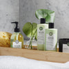Maria nila Structure Repair Conditioner und Shampoo auf einem Badewannen-Holztablett.