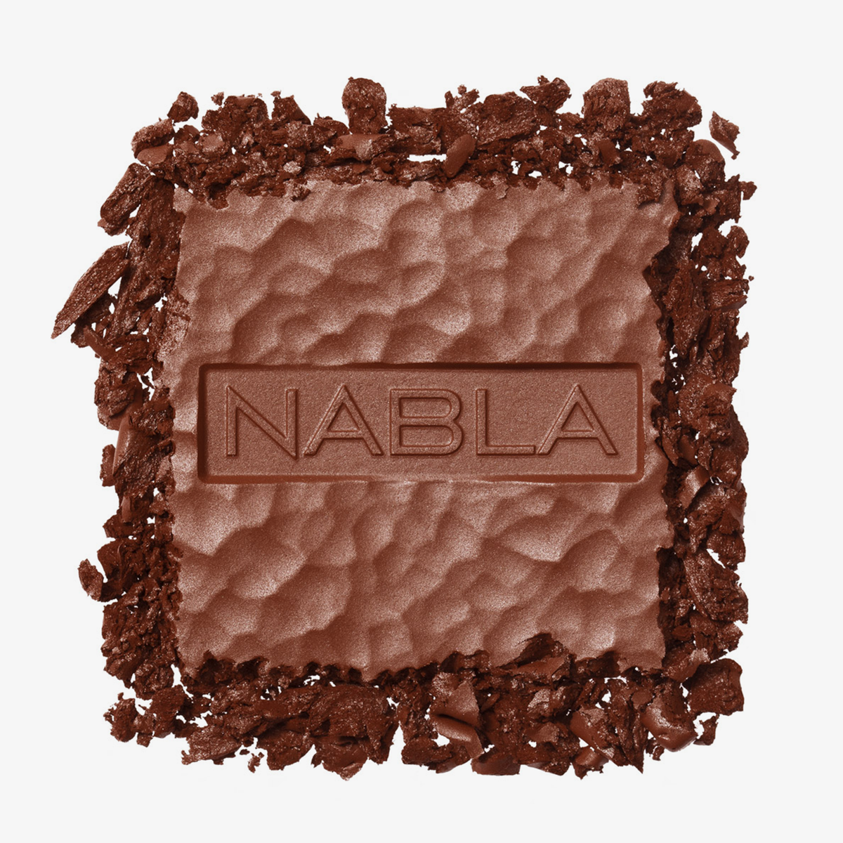 Ein braunes NABLA Skin Bronzing-Puder, an den Rändern zerkleinert, mit NABLA-Prägung in der Mitte.