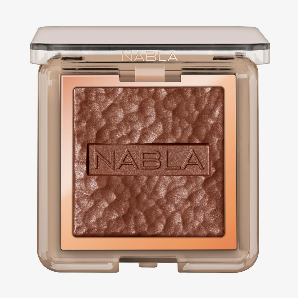 Skin Bronzing ist ein Kompaktpuder mit einem strukturierten, schimmernden Bronzepuder mit der Prägung „NABLA“ in der Mitte in der Farbe Profile.