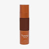 Eine halbtransparente und bronzene Flasche Yummy Skin Serum Foundation 24W mit dunkelbraunem Inhalt.