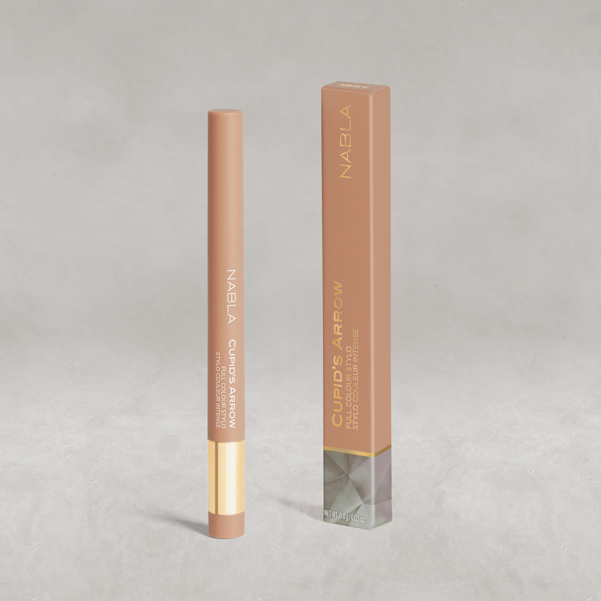 Ein nudefarbener NABLA Cupid's Arrow Longwear Stylo steht neben der passenden Box auf einem hellgrauen Hintergrund.