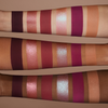 Swatches der NABLA Cutie Palette „Wild Berry“ auf drei Hauttönen – sechs schimmernde und matte Lidschatten in Beerentönen von Rosa bis Violett.