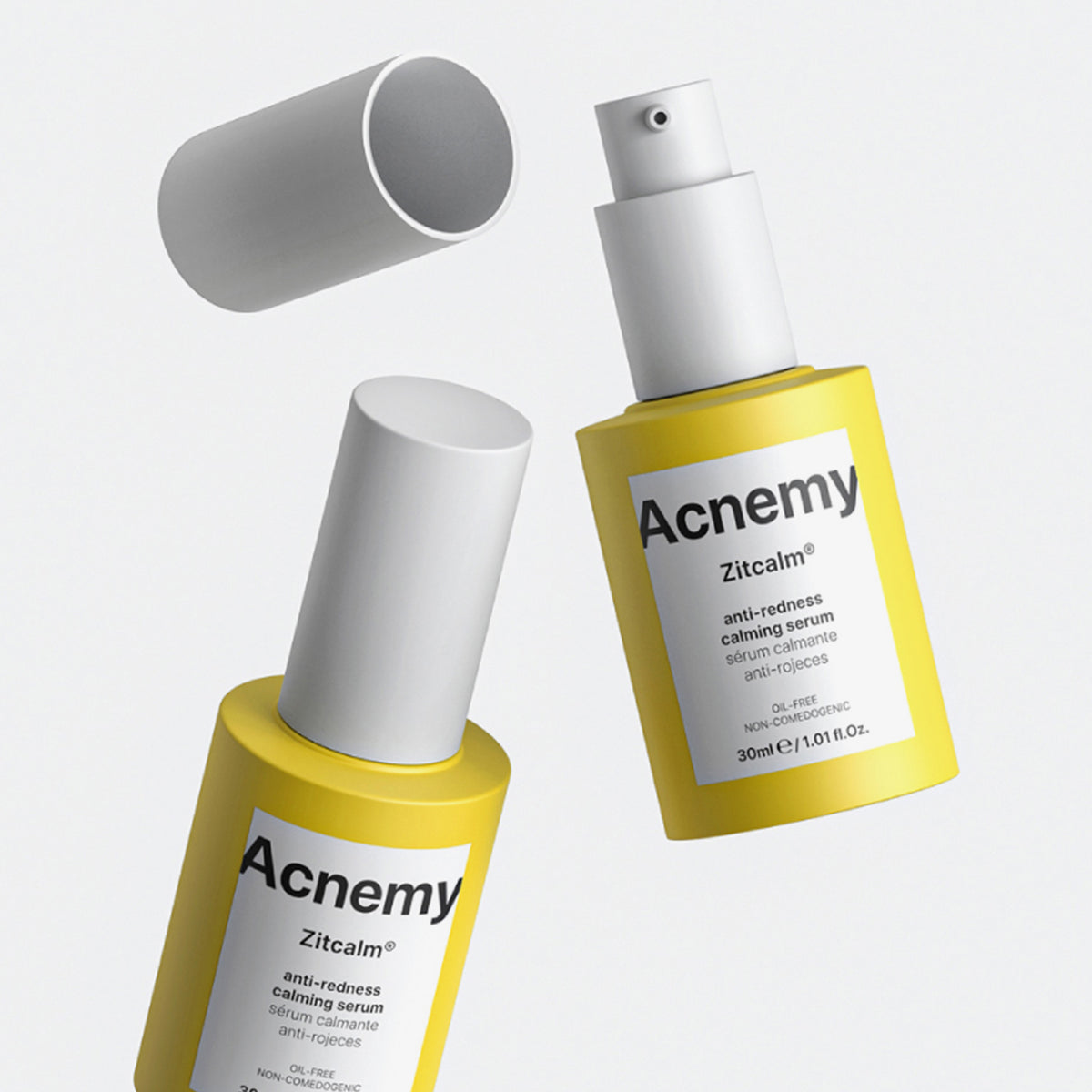 Zwei gelbe Zitcalm Serum-Flaschen, eine mit abgenommenem Deckel, schweben vor einem weißen Hintergrund.