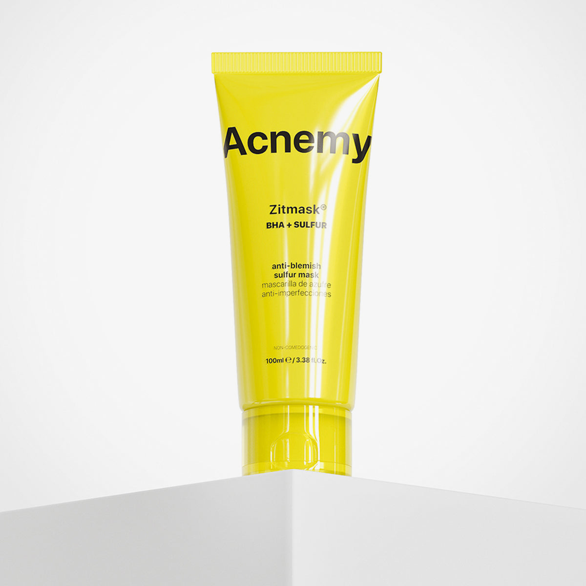 Auf einem weißen Untergrund steht eine gelbe Tube Acnemy Zitmask