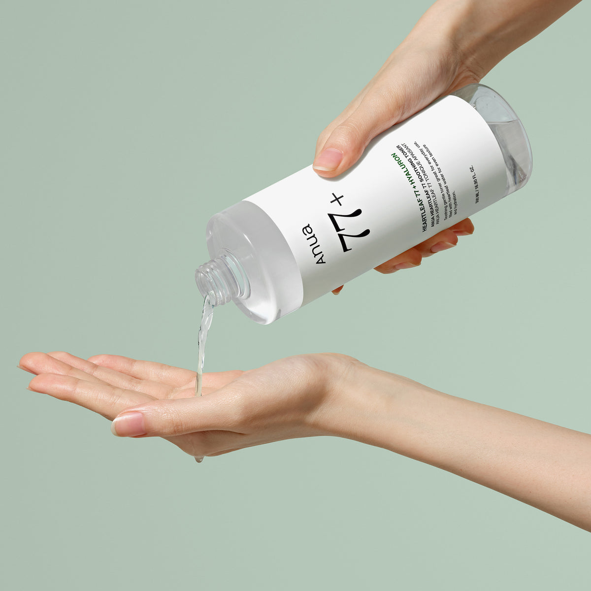 Jemand gießt vor einem hellgrünen Hintergrund eine klare Flüssigkeit aus einer Flasche Heartleaf 77 % Soothing Toner auf die offene Handfläche.