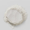Ein Haufen Rice Enzyme Brightening Cleansing Powder erscheint als feines weißes Pulver auf einem schlichten weißen Hintergrund.
