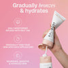 Hand quetscht eine Tube Bali Body Gradual Tan; daneben Vorteile des Produktes