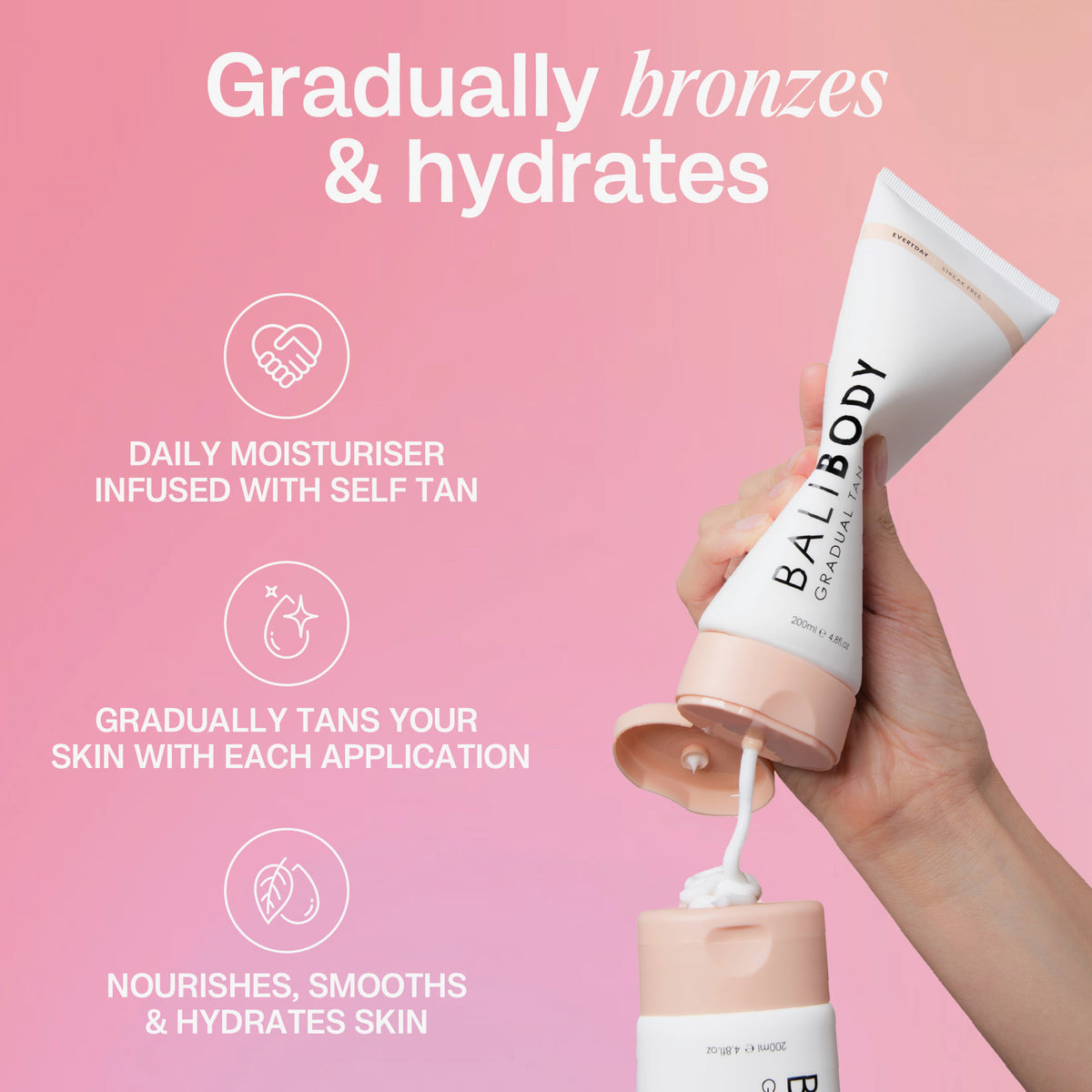 Hand quetscht eine Tube Bali Body Gradual Tan; daneben Vorteile des Produktes