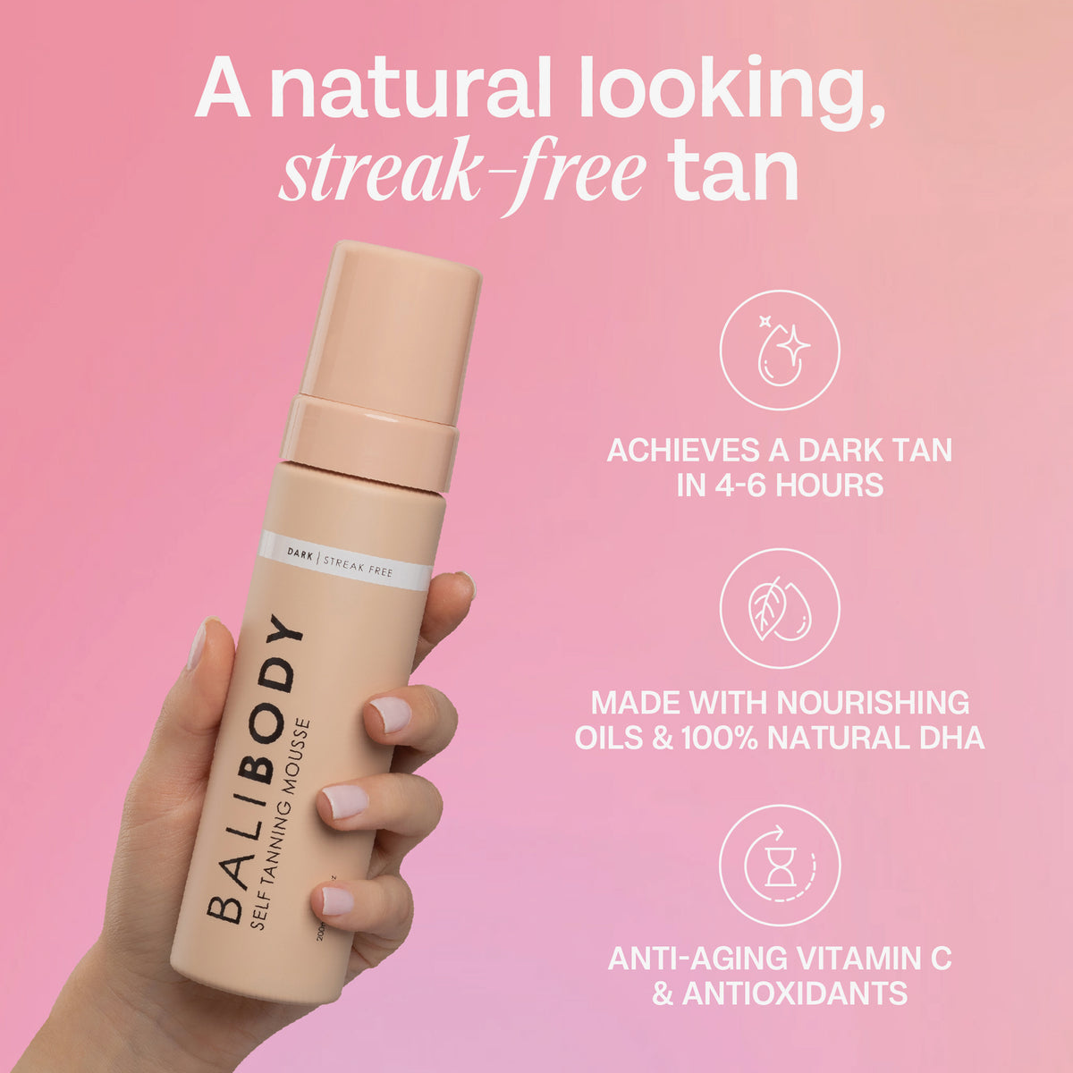 Hand hält das Self Tanning Mousse Dark von Bali Body vor einem rosa Hintergrund, daneben informative Produktvorteile