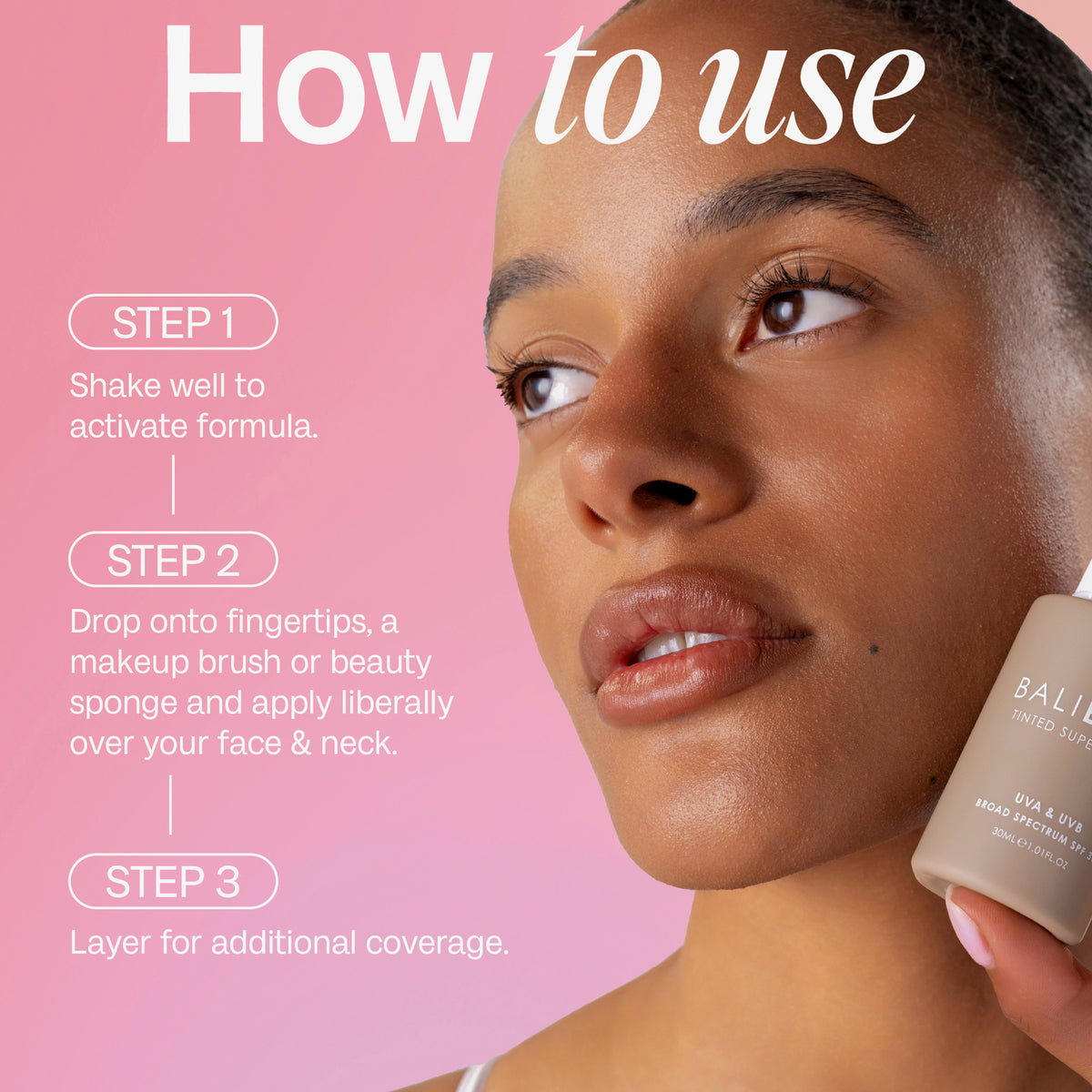 Frau hält das Tinted Super Serum SPF 30 an ihr Gesicht; daneben Anwendungshinweise auf rosa Hintergrund
