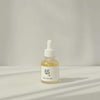 Eine Flasche Glow Serum: Propolis+Niacinamide steht auf einer weißen Oberfläche mit leichten Schatten