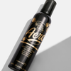 Schwarze Flasche mit Bondi Sands Aero Self Tanning Foam Liquid Gold mit goldenen Akzenten auf hellem Hintergrund.