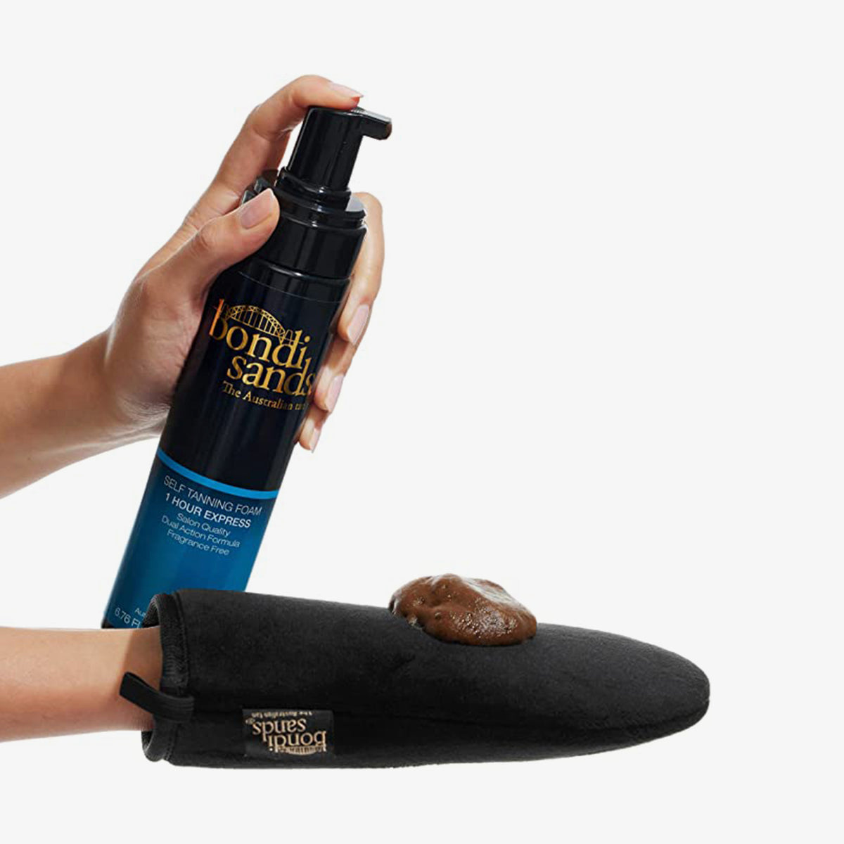 Hände halten den Bondi Sands Self Tanning Foam 1 Hour Express und einen Handschuh mit einem Klecks des Produkts darauf