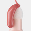 Nahaufnahme des Colour Cushion Juicy Lip Oil mit einer flauschigen, weißen Applikatorspitze, die mit einer glänzenden, rosafarbenen Flüssigkeit überzogen ist.