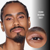 Portrait von Pedro mit Augen-Make-up in warmem Bronze und rosigem Glanz, aufgetragen mit dem Duo 7 „Magic Hour & Aurora Radiance“. Ein rundes Inset zeigt das geschminkte Auge in Nahaufnahme.