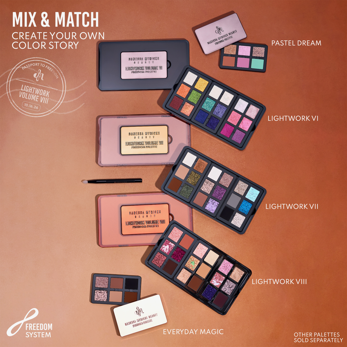 Vier Danessa Myricks Beauty Lightwork Palette VIII Freedom-Paletten mit bunten Lidschatten-Fächern, von denen einige geöffnet und andere geschlossen sind, auf einer hellbraunen Unterlage.