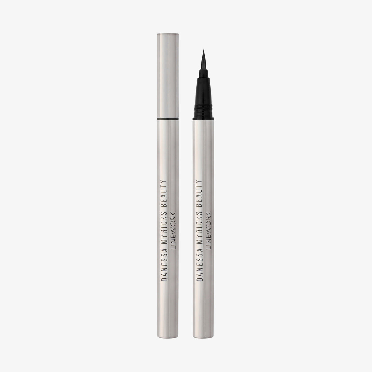 Abgebildet sind zwei silberne Linework Onyx Stifte – einer mit Kappe und einer ohne Kappe.