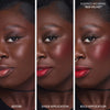 Schwarze Frau trägt roten Blush in der Farbe ‚Red Velvet‘ – ungeschminkt, leicht aufgetragen und intensiv aufgetragen im Vergleich.