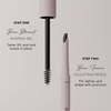 Zwei Schritte für Augenbrauen: links Brow Blowout Gel mit Bürste, rechts Brow Frame Pencil zum Formen und Definieren auf hellem Hintergrund.