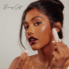 Eine Frau trägt Pillow Soft Hydrating Lip & Cheek Stain in einem Beerenton auf, wobei auf dem Bild der Text „Berry Soft“ und „AUF LIPPEN & WANGEN AUFGETRAGEN“ zu sehen ist.