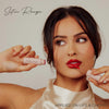 Frau trägt roten Pillow Soft Hydrating Lip & Cheek Stain auf, mit dem Text „AUF LIPPEN & WANGEN ANGEWENDET“ im Bild.