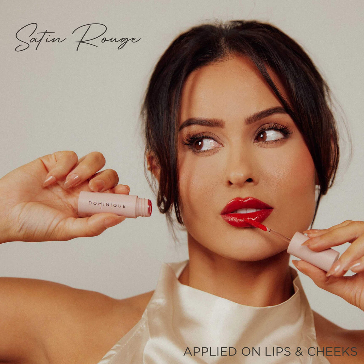 Frau trägt roten Pillow Soft Hydrating Lip & Cheek Stain auf, mit dem Text „AUF LIPPEN & WANGEN ANGEWENDET“ im Bild.