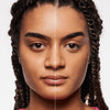 Geteiltes Gesicht einer jungen Frau mit mittlerem Hautton zeigt links natürliche Haut und rechts perfektioniertes Hautbild mit MAGIC FILTER Glow Booster 30 Medium/ Tan.