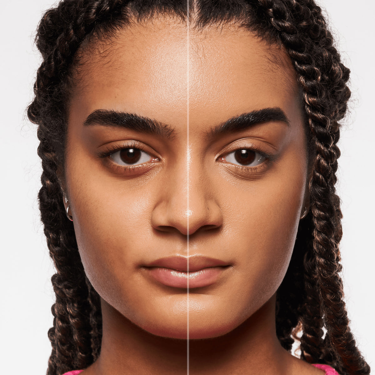 Geteiltes Gesicht einer jungen Frau mit mittlerem Hautton zeigt links natürliche Haut und rechts perfektioniertes Hautbild mit MAGIC FILTER Glow Booster 30 Medium/ Tan.