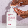 Eine Hand gibt die Heads Will Roll Co-Wash aus der Pumpflasche in die andere Hand.