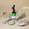 PolyPep Collagen Boosting Serum S8 PRO in einer Tropfflasche mit schwarzer Pipette, dargestellt mit klaren Glaskugeln auf einer beigen Oberfläche.