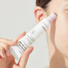 Eine Person trägt Real Complexion Hyaluron Eye Serum mithilfe des Metallrollenapplikator auf ihr Gesicht auf.