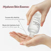 Eine Hand gießt Real Complexion Hyaluron Skin Essence auf die andere Handfläche; dazu Vorteile des Produkts.