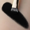 Ein tiefschwarzer Farbstreifen des Moonshadow Matte Pressed Eyeshadow auf heller Haut.