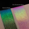Zwei Muster des Opal Moonstone Loose Multichrome Eyeshadow Boujee Bae mit unterschiedlichen Grundierungen; eins mit der Black Base (Blau-Grün schimmernd), ein mit der Fix Potion (Rosa-Grün schimmernd).